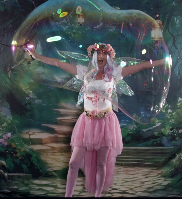 Bubble entertainer in Sydney performing at a kids’ birthday party